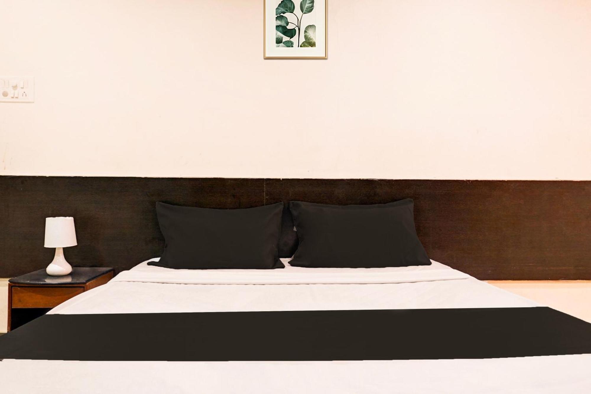 Hotel O Royal Lodge Koregaon Luaran gambar